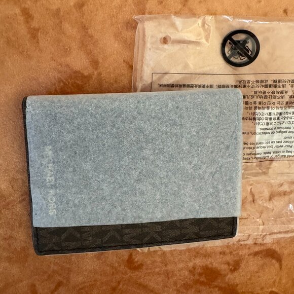 Michael Kors passport case holder wallet - Picture 2 of 5